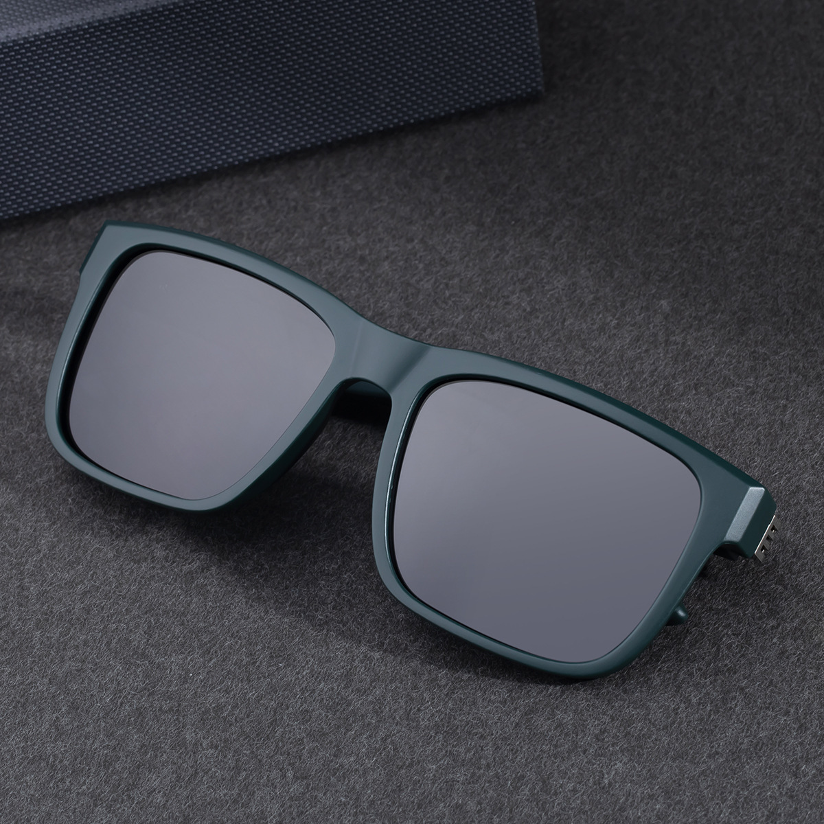 2026 New Fashion Square Polarized Retro Large Frame PC Leg Sun Protection Sunglasses for Men,