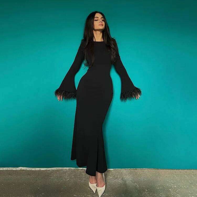 2023 European and American Feather Dress High-end Hip-covering Skirt Women's Knitted Long Sleeve Autumn Women C260312