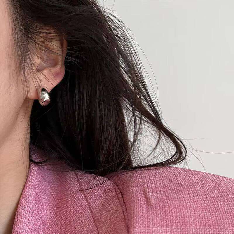 2024 Fashion Accessories S Pure Sier Lightweight Beautiful Bean Half Hollow Ball Cool Earrings for Girls