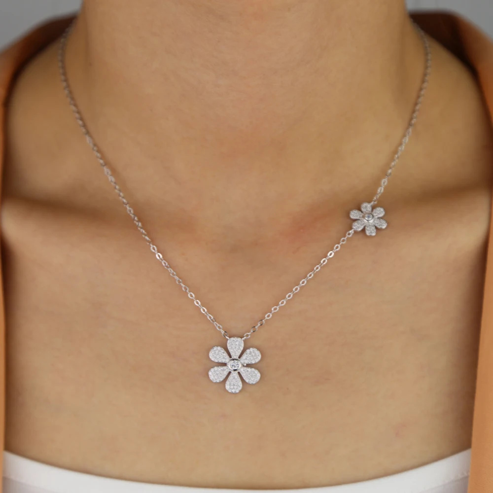 Romantic Silver Floral Necklace With Minimalist Design Perfect For Layering And Exquisite Fashion Gifts For Fashion Enthusiasts