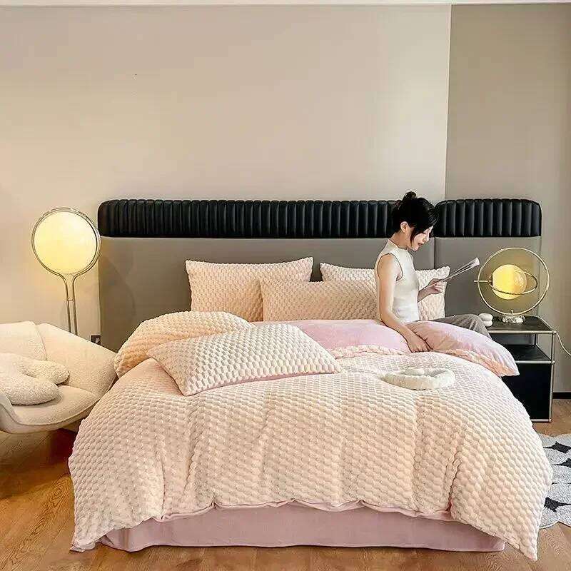 Four Piece Light Pink Honeycomb Plush Bed Duvet Cover Set Winter Milk Velvet Beds Sheet Skirt 3-Piece Home Furnishing Decoration H260312