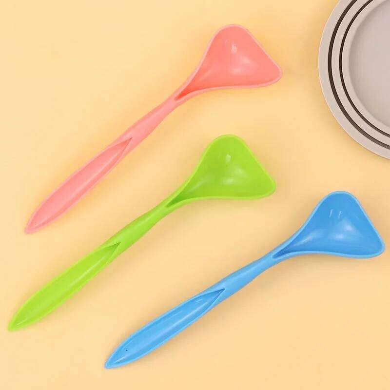 New 2PCS Reusable Pet Food Can Silicone Dogs Cats Storage Tin Cap Lid Seal Cover with Spoon 26Y0312