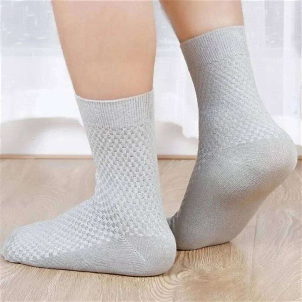 8 Pairs/Set Superior Bamboo Fiber Men Solid Color Mid Tube Business Sock Running Sports Anti Sweat Breathable Casual Socks Z260312