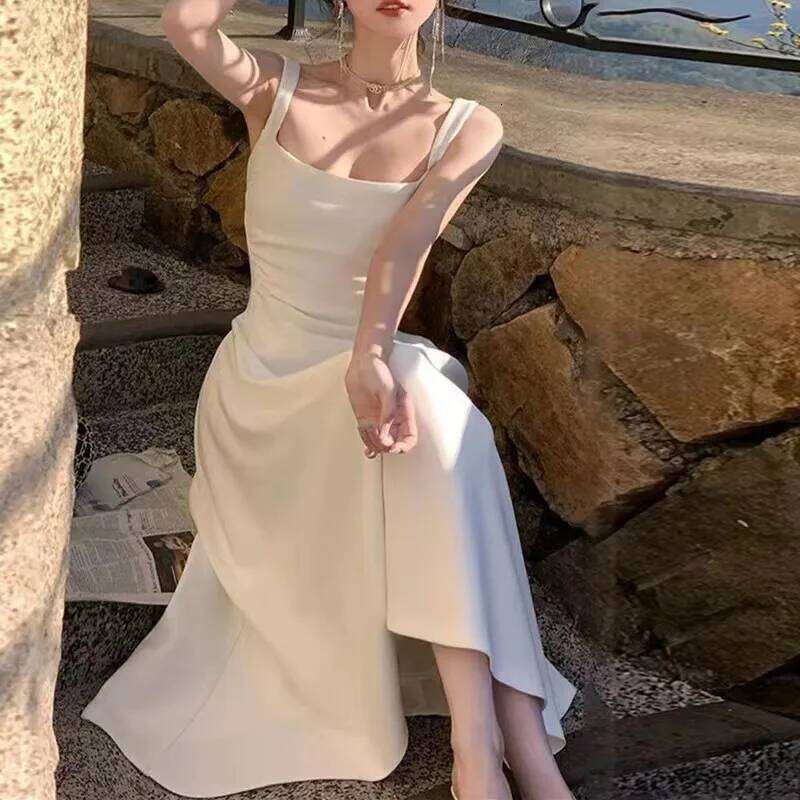 2025White lining women's summer new dress, waist-cinching slimming design sense of minority French strap dress. C260312