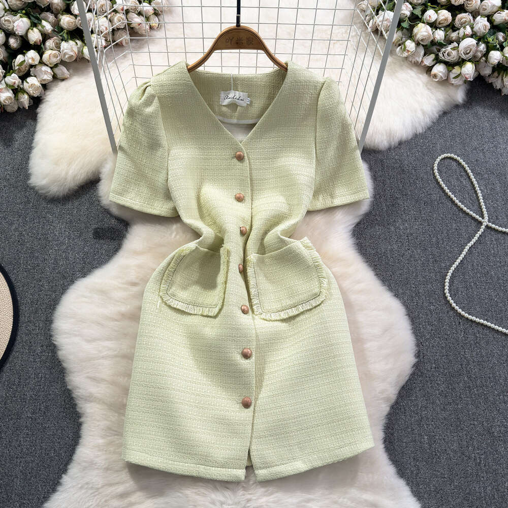 2026 designer a22 French V-neck dress with high-end texture, perfect elegance and slimming for summer, unique and niche