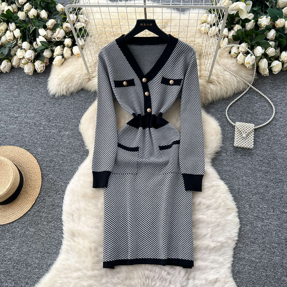 2026 French retro fashion high-end contrasting A15 V-neck dress with metal buckle waist and slim fit elegant diagonal fabric
