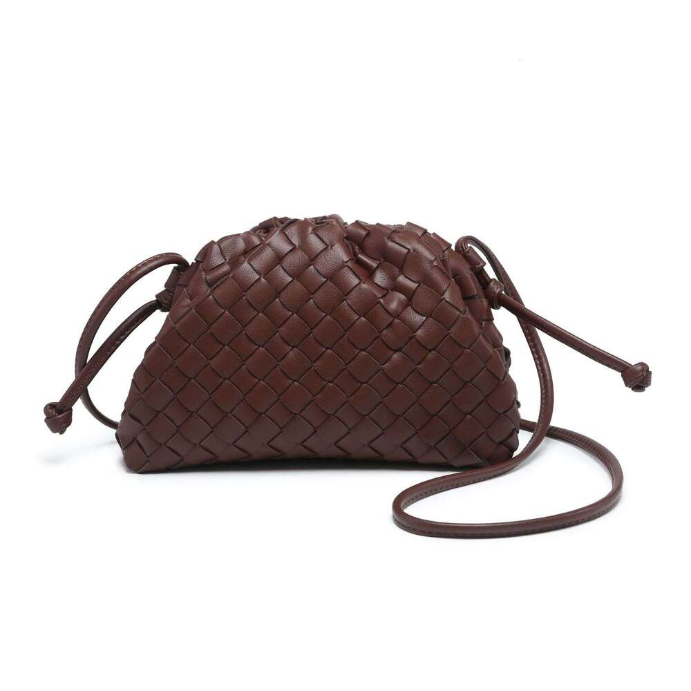 Cross-border large quantities of ready-made woven cloud new single-shoulder clip bags, niche design hot-selling crossbody bags
