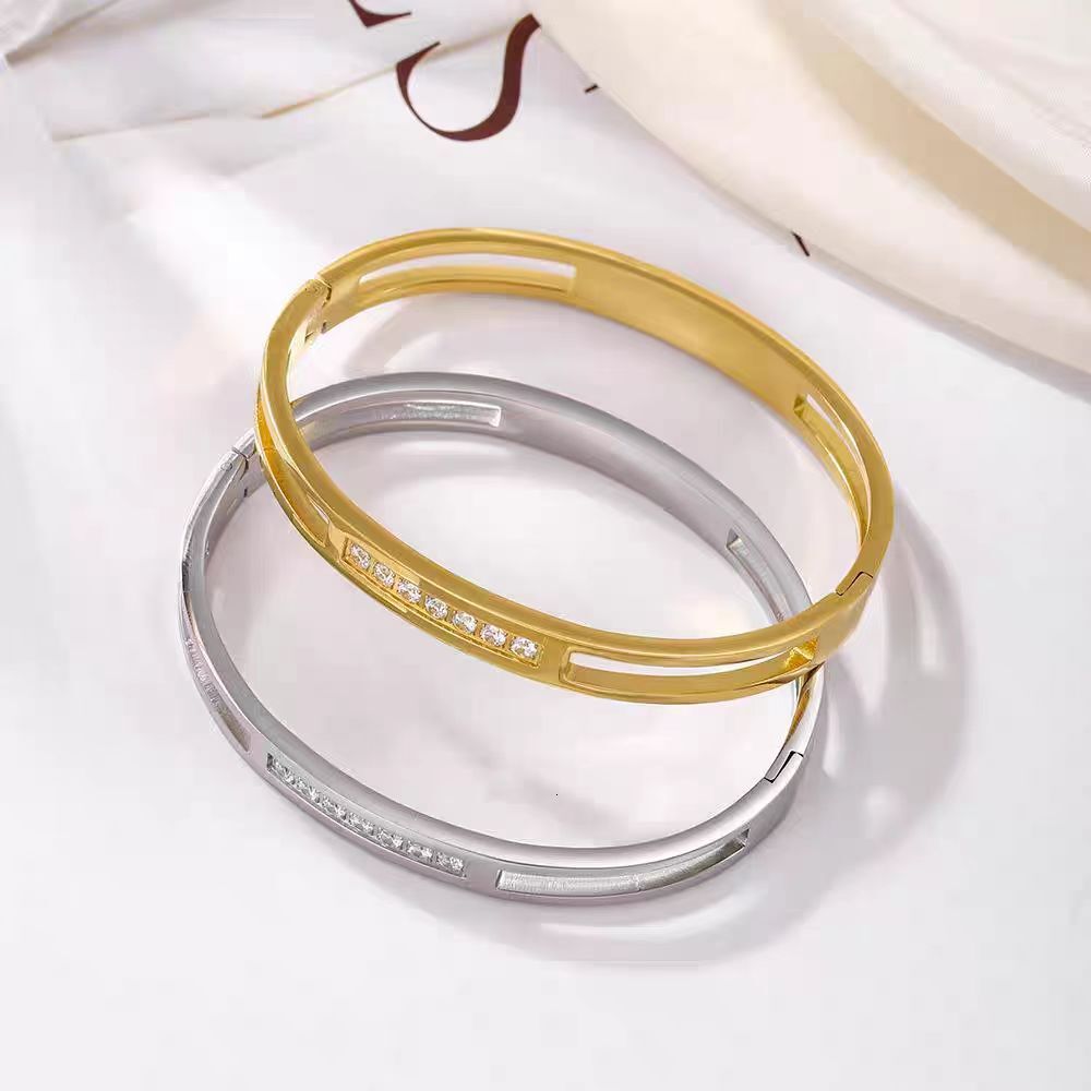 Luxury Brand Designer Jewelry Titanium Steel Bracelet Style Light Luxury Seven-Diamond Hollow Design bracelet Non-Fading Women's Bracel