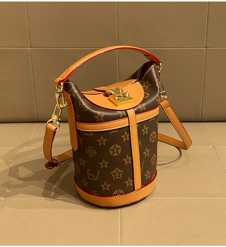 Advanced Old Flower Bucket Bag 2026 New Versatile Cross Shoulder Dumpling Bag Large Capacity Single Shoulder Underarm Bag Letter Bag