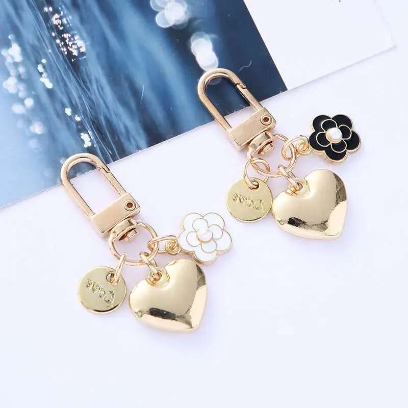 Adorable Alloy Heart Keychain Pearl Camellia Flower Letter Pendant Fashion Cute Bag Accessory for jewelry Women Designer Girls 8cm 12g