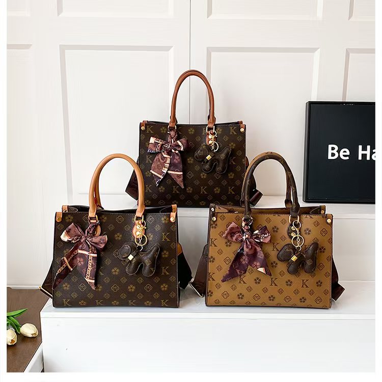 Single-shoulder crossbody bag with versatile style for women. Lightly luxurious and niche handbag with crossbody feature.