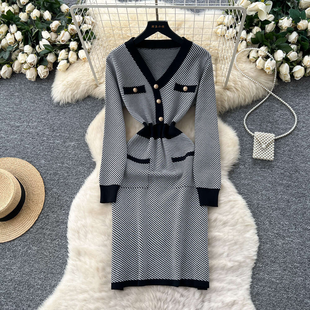 2026 French retro fashion high-end contrasting V-neck dress with metal buckle waist and slim fit elegant A17 diagonal fabric