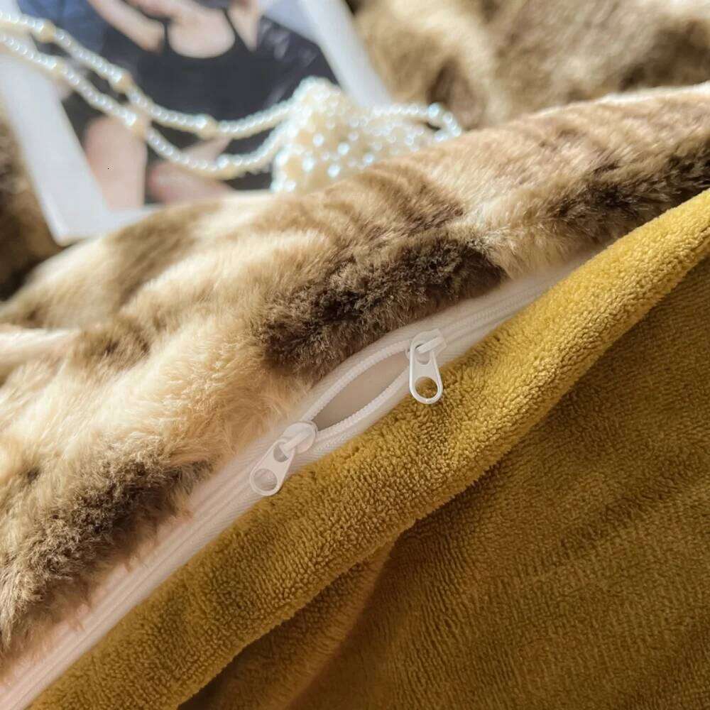 Leopard Print Rabbit Plush Quilt Cover Pillowcase Bed Sheet Four-Piece Class A Thicken Winter Warm Coral Fleece Bedding Set H260312