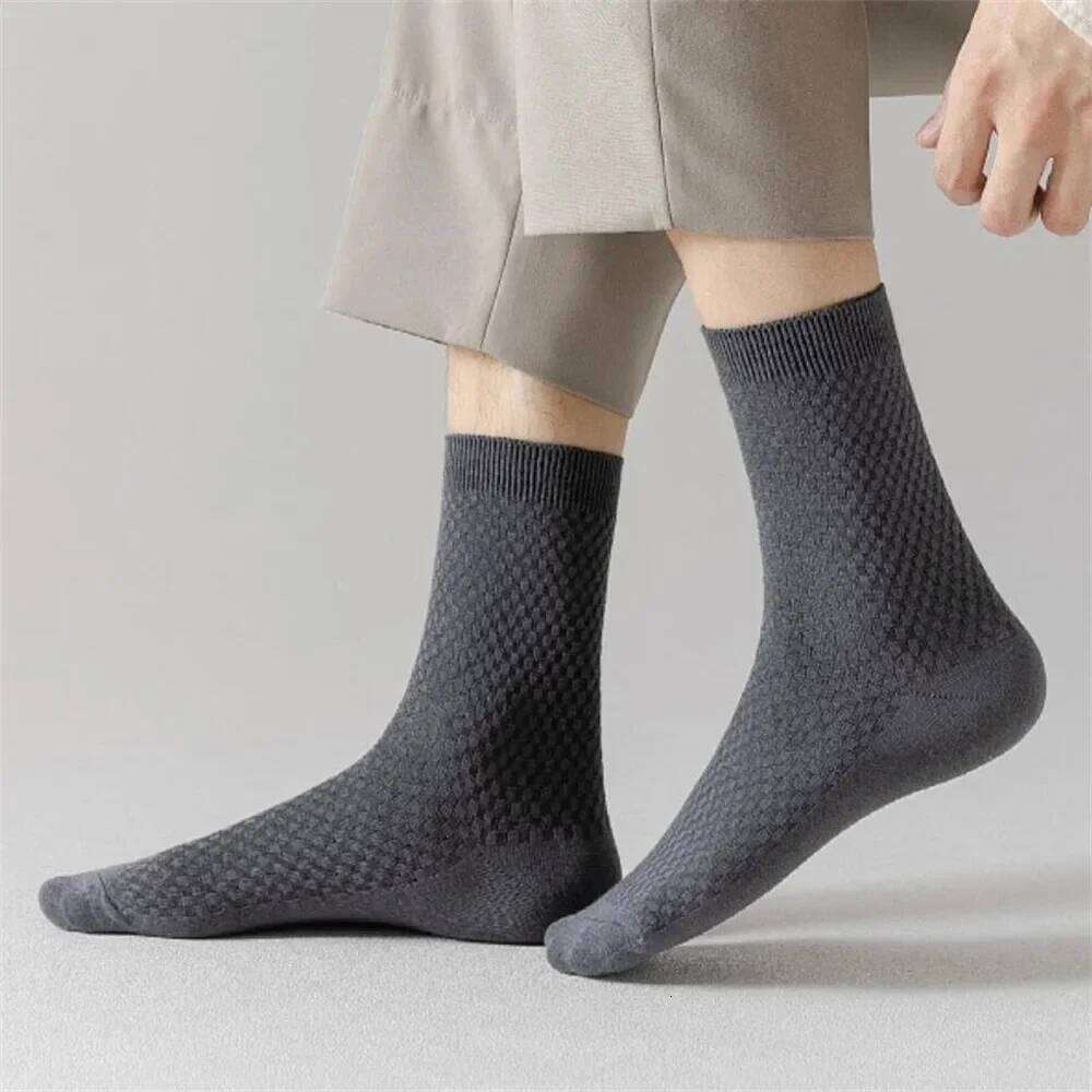 8 Pairs/Set Superior Bamboo Fiber Men Solid Color Mid Tube Business Sock Running Sports Anti Sweat Breathable Casual Socks Z260312