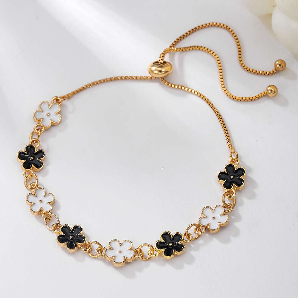 Women Jewelry Bracelets Charm Bracelets New Arrival Oil-Drip Four-Leaf Clover Minimalist Daily Wear High-Quality Versatile Bracelet