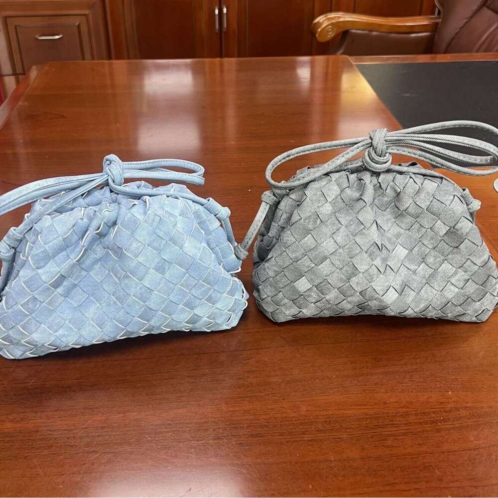 Cross-border large quantities of ready-made woven cloud new single-shoulder clip bags, niche design hot-selling crossbody bags
