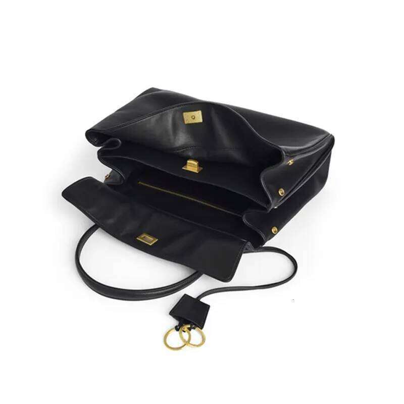 Women's 2025 Crocodile Pattern Soft Leather Shoulder Bag Luxury Designer Bags Large Capacity Vintage Lock Daily Commute
