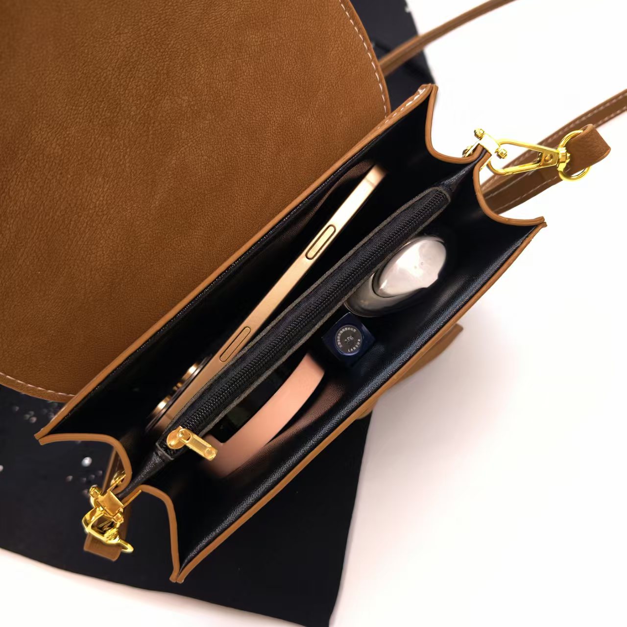 Chic Casual Accessory: Modern Womens Tote with Adjustable Strap