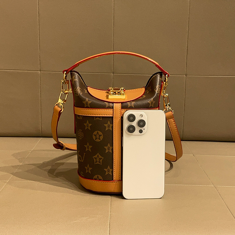 Advanced Old Flower Bucket Bag 2026 New Versatile Cross Shoulder Dumpling Bag Large Capacity Single Shoulder Underarm Bag Letter Bag