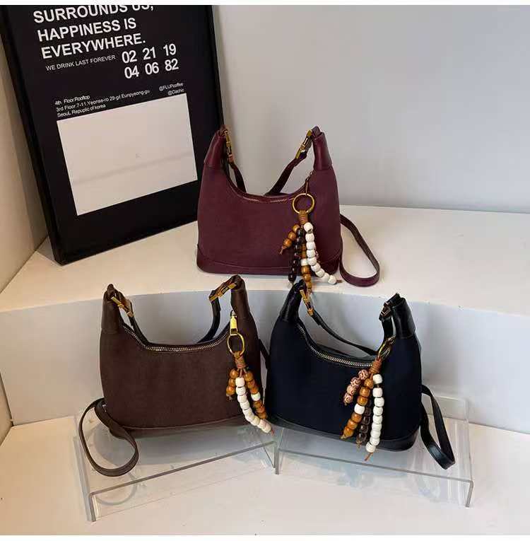 Chic Adjustable Strap Handbag Sleek Design & Compact Size