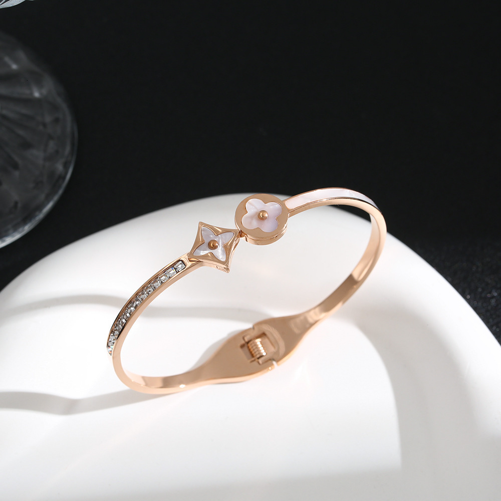 Bracelet Fashionable Four-Leaf Clover Mother-Of-Pearl Diamond-Embellished Bracelet, 18K Gold-Plated, Light Luxury Minimalist Design Titanium Steel Bra