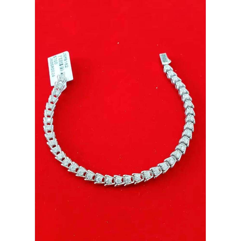 Completely chilled, comes with a pure sier VVS1 sandstone bracelet, suitable for men and women as fashion accessories