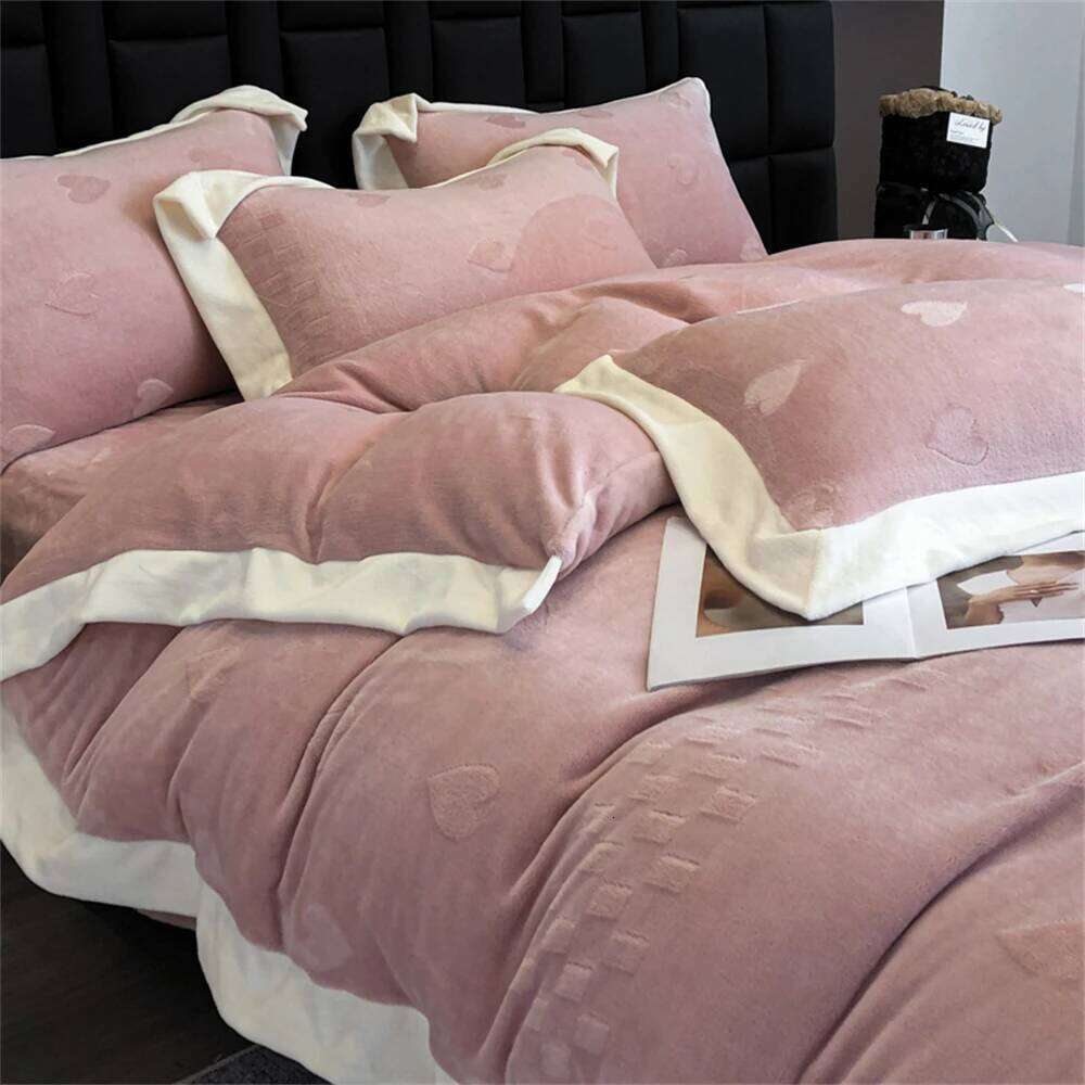 Carved Love Bedding Warm Milk Four-Piece Set Winter Duvet Thicken Coral Velvet Quilt Cover Bed Sheet Pillowcase H260312