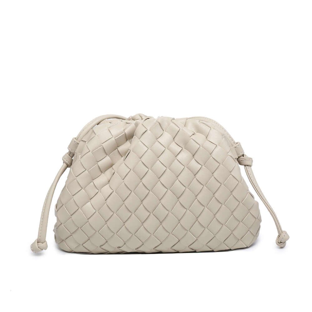 Cross-border large quantities of ready-made woven cloud new single-shoulder clip bags, niche design hot-selling crossbody bags