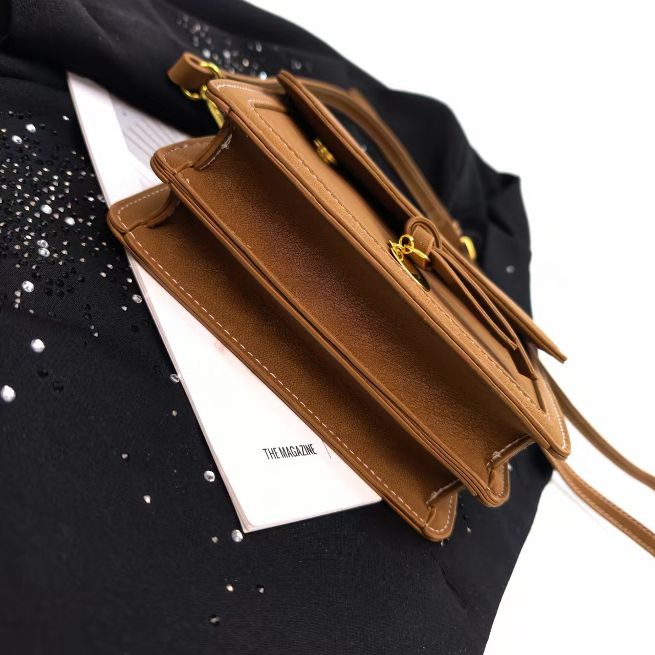 Chic Casual Accessory: Modern Womens Tote with Adjustable Strap