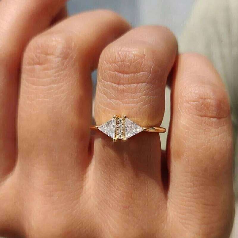 Huitan Chic Triangle Zirconia Ring Fashion Lady Gold Color Finger Jewelry for Engagement Bridal Wedding Band Accessories H260312