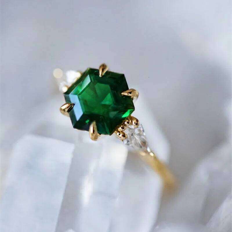 Huitan Geometric Shape Green Cubic Zirconia Finger Ring for Women Elegant Wedding Engage Party Accessory Newly Designed Jewelry H260312