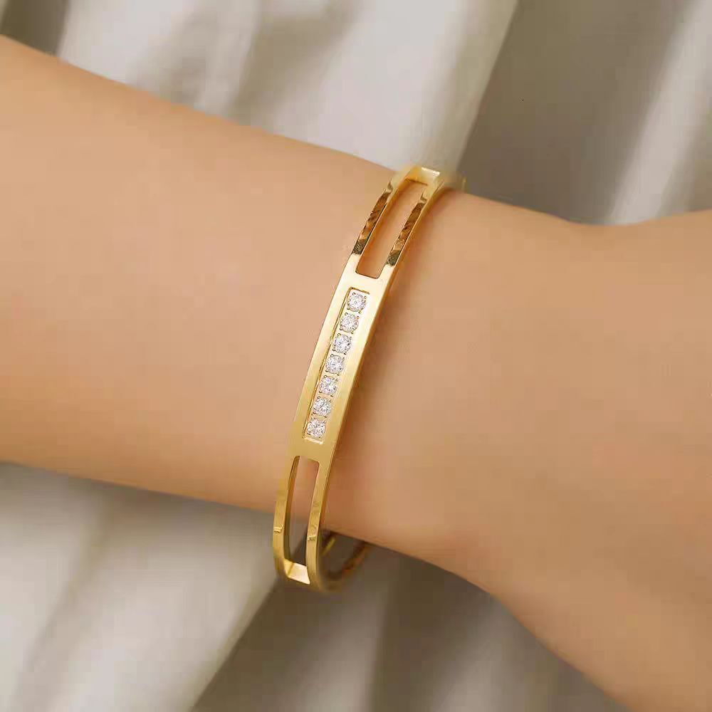 Luxury Brand Designer Jewelry Titanium Steel Bracelet Style Light Luxury Seven-Diamond Hollow Design bracelet Non-Fading Women's Bracel