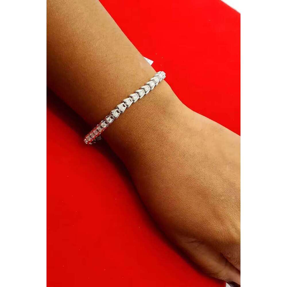 Completely chilled, comes with a pure sier VVS1 sandstone bracelet, suitable for men and women as fashion accessories