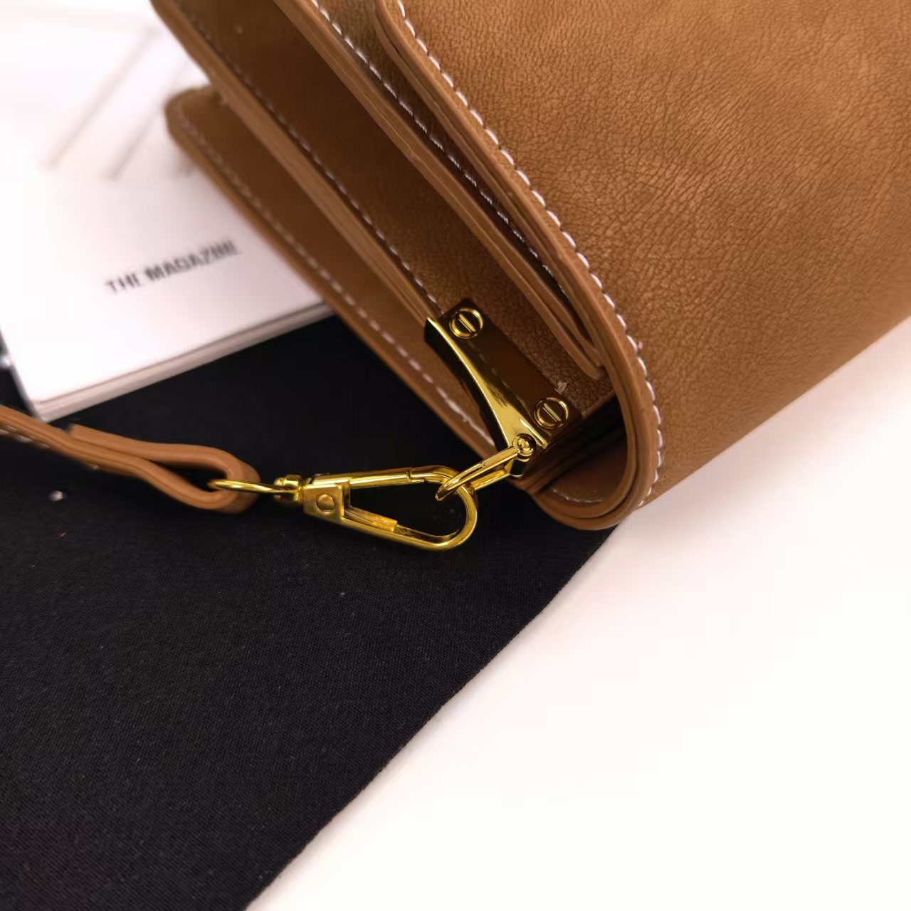 Chic Casual Accessory: Modern Womens Tote with Adjustable Strap