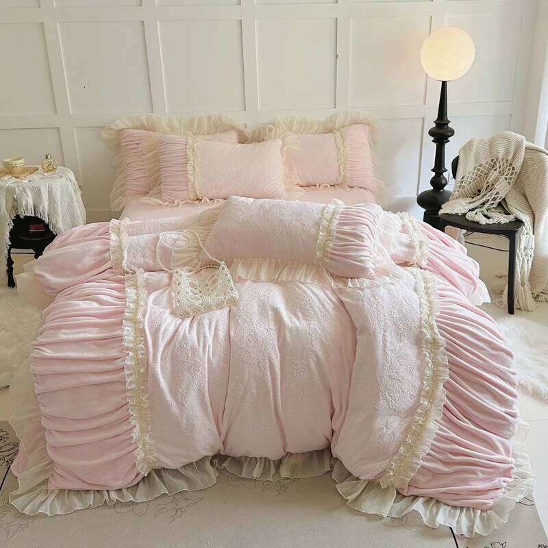 Pink Princess Style Pleated Lace Ruffles Carved Velvet Warm Soft Bedding Set Duvet Cover Flat/Fitted Bed Sheet Pillowcases 4Pcs H260312