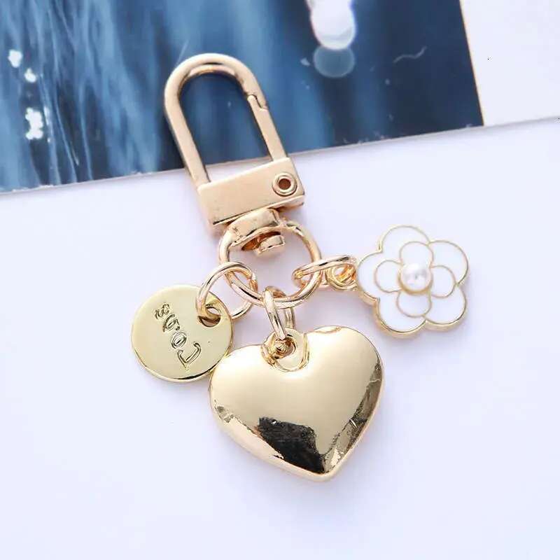 Adorable Alloy Heart Keychain Pearl Camellia Flower Letter Pendant Fashion Cute Bag Accessory for jewelry Women Designer Girls 8cm 12g