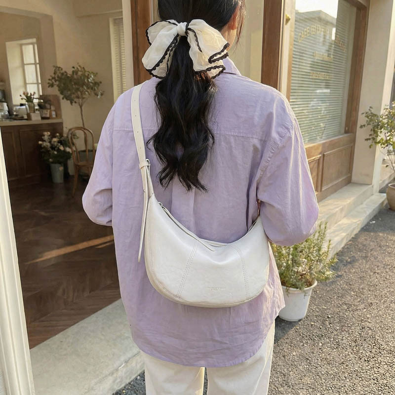 Large capacity women's luxury handbag, new casual crossbody bag, fashionable texture, niche commuting leisure dumpling bag, designer bag