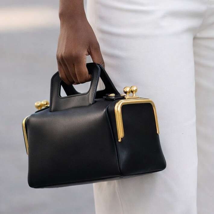 Women 2026 Design Black Leather Shoulder Fashionable Zipper Crossbody Bag Light Luxury Vintage Clip Handbag For Women