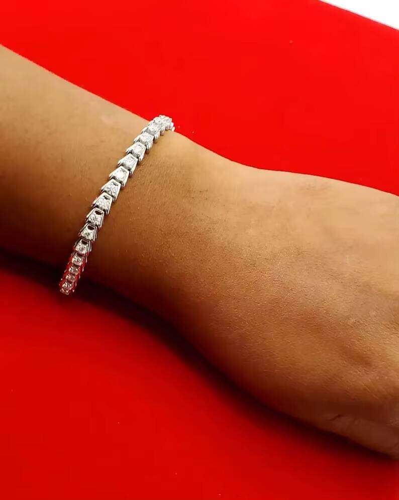 Completely chilled, comes with a pure sier VVS1 sandstone bracelet, suitable for men and women as fashion accessories