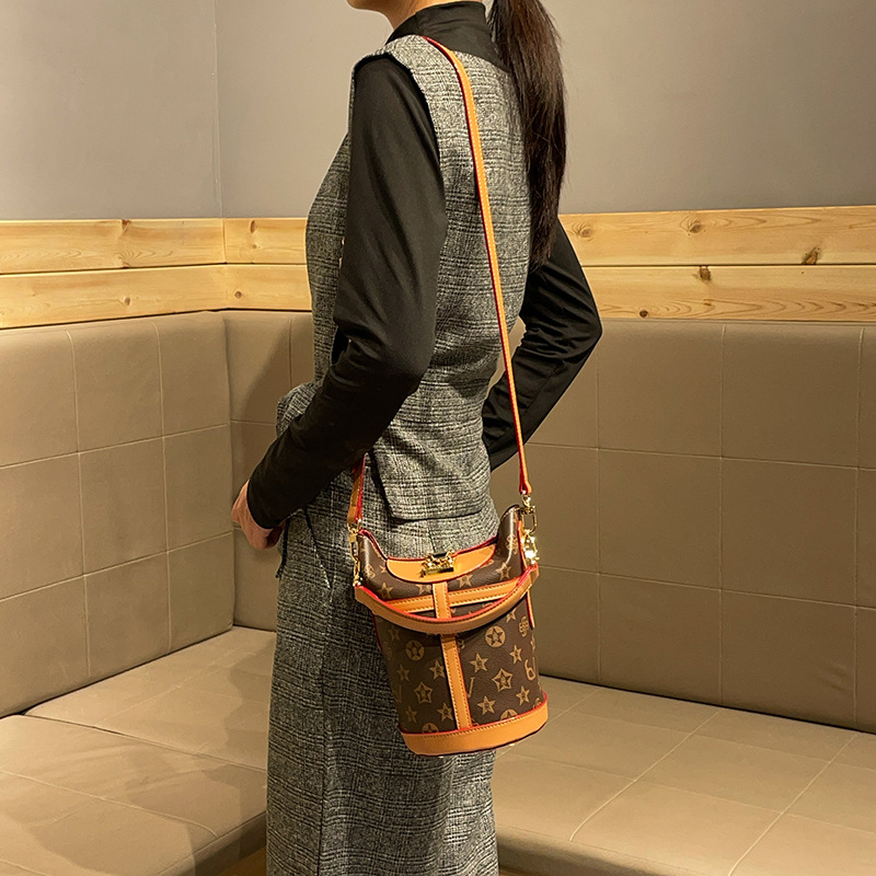 Advanced Old Flower Bucket Bag 2026 New Versatile Cross Shoulder Dumpling Bag Large Capacity Single Shoulder Underarm Bag Letter Bag