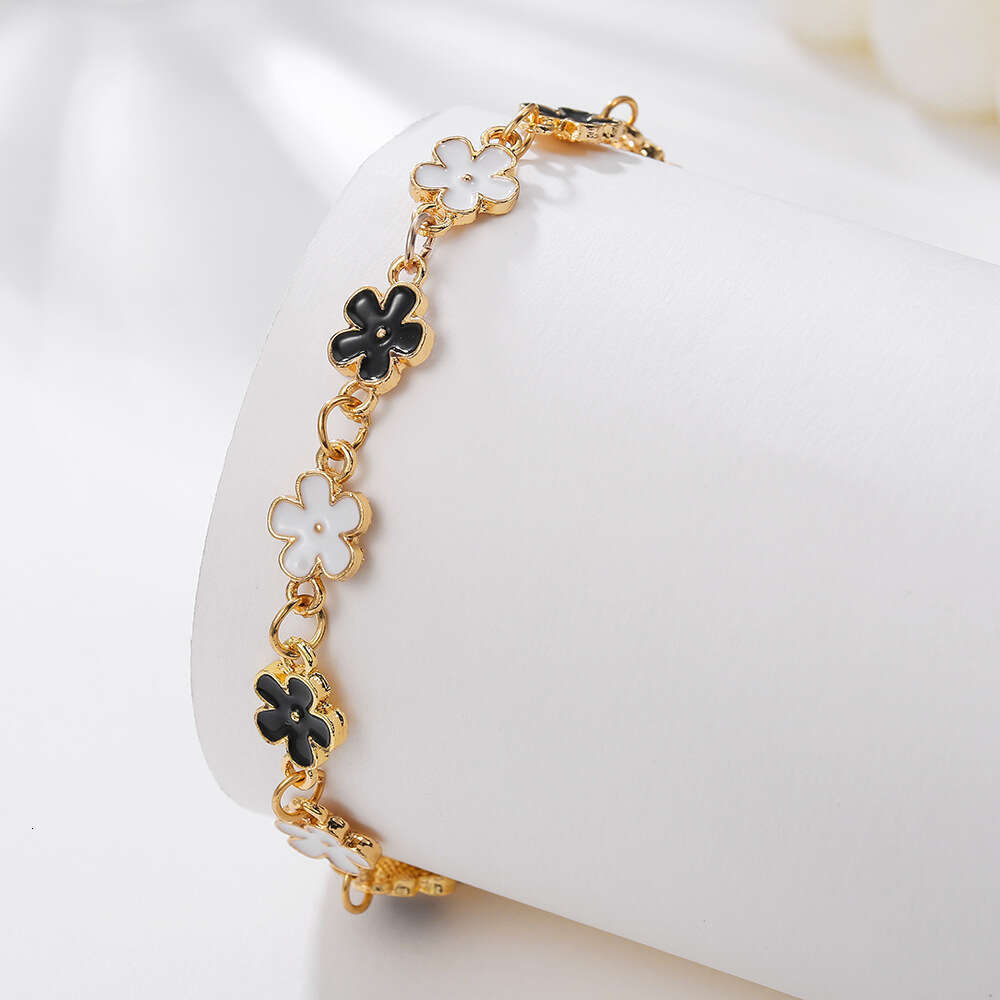 Women Jewelry Bracelets Charm Bracelets New Arrival Oil-Drip Four-Leaf Clover Minimalist Daily Wear High-Quality Versatile Bracelet