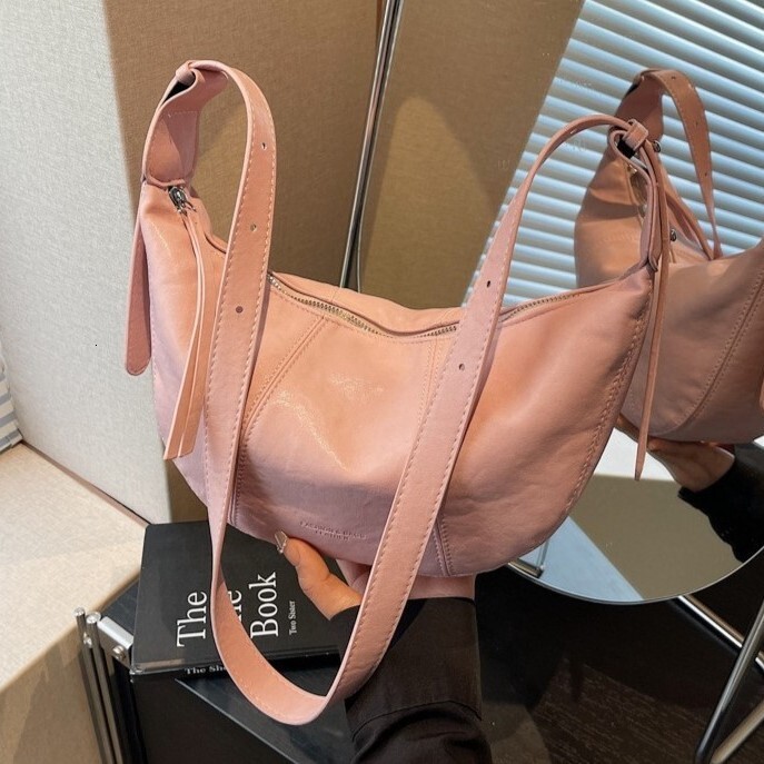 Large capacity women's luxury handbag, new casual crossbody bag, fashionable texture, niche commuting leisure dumpling bag, designer bag