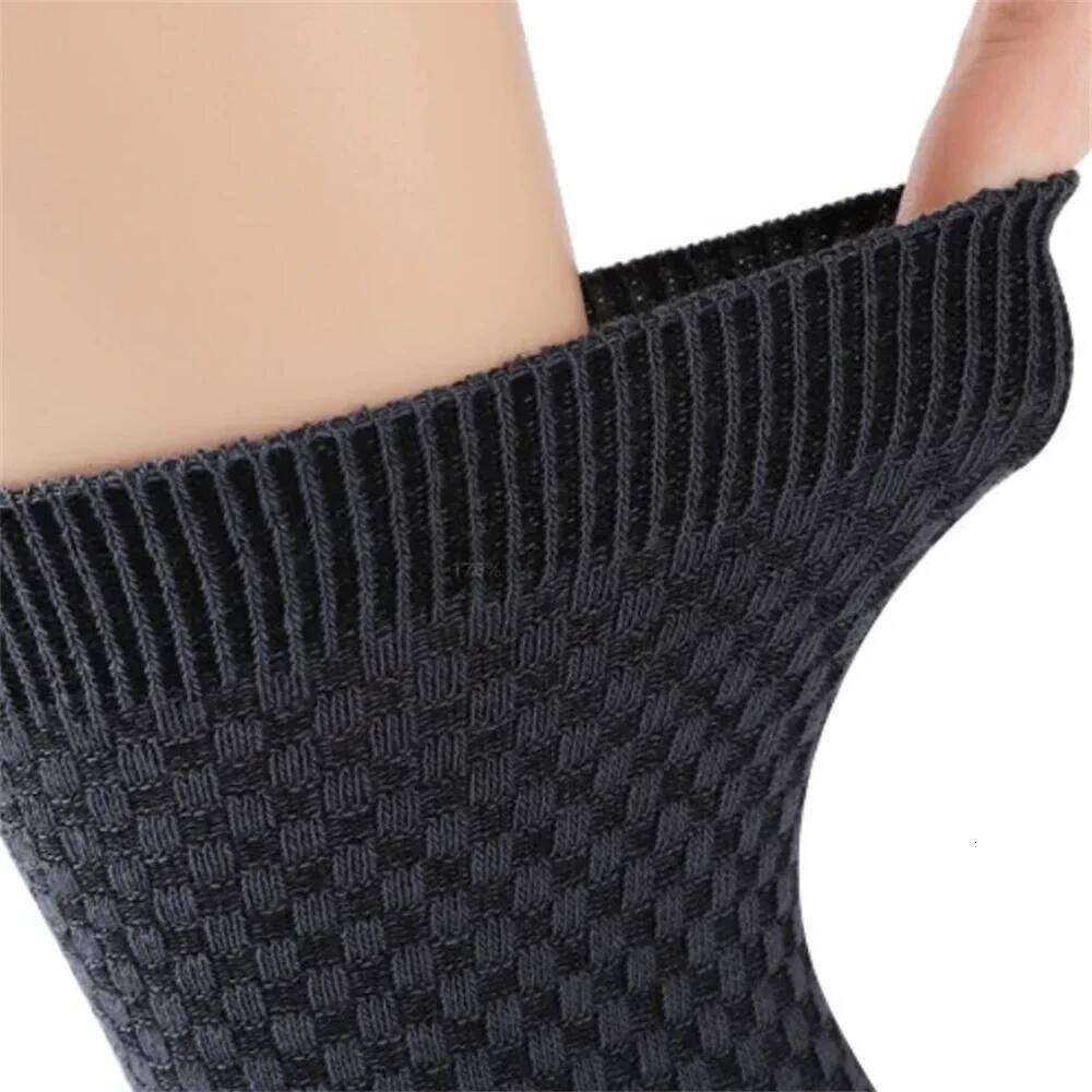 8 Pairs/Set Superior Bamboo Fiber Men Solid Color Mid Tube Business Sock Running Sports Anti Sweat Breathable Casual Socks Z260312