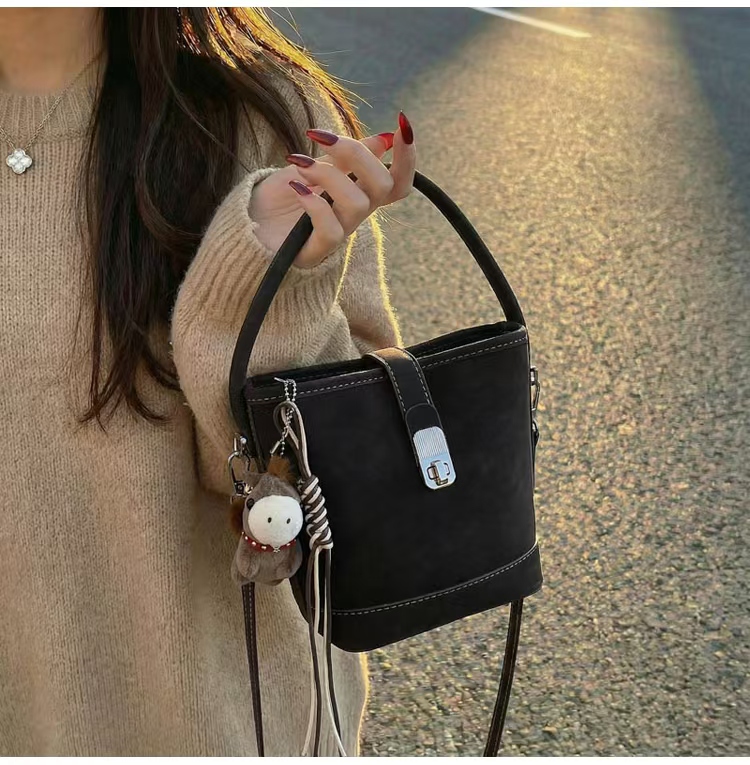 New luxury and niche bucket bag - single shoulder strap, versatile and fashionable, women's bag