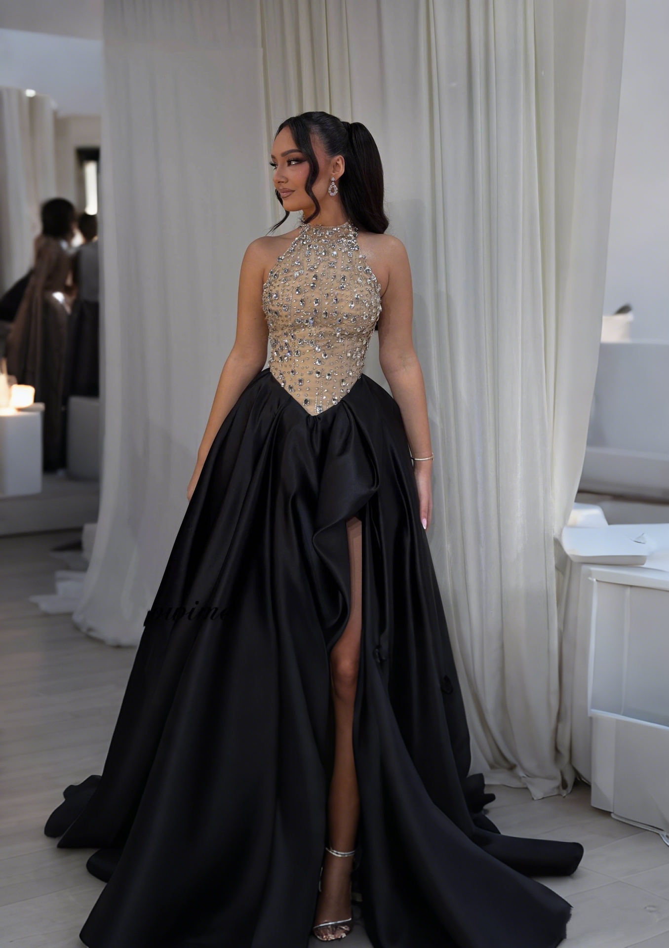 Classic A Line Evening Dresses For Women Halter Neck Sleeveless Gown Crystal Split Side Sweep Train Dress Party Customized Dress