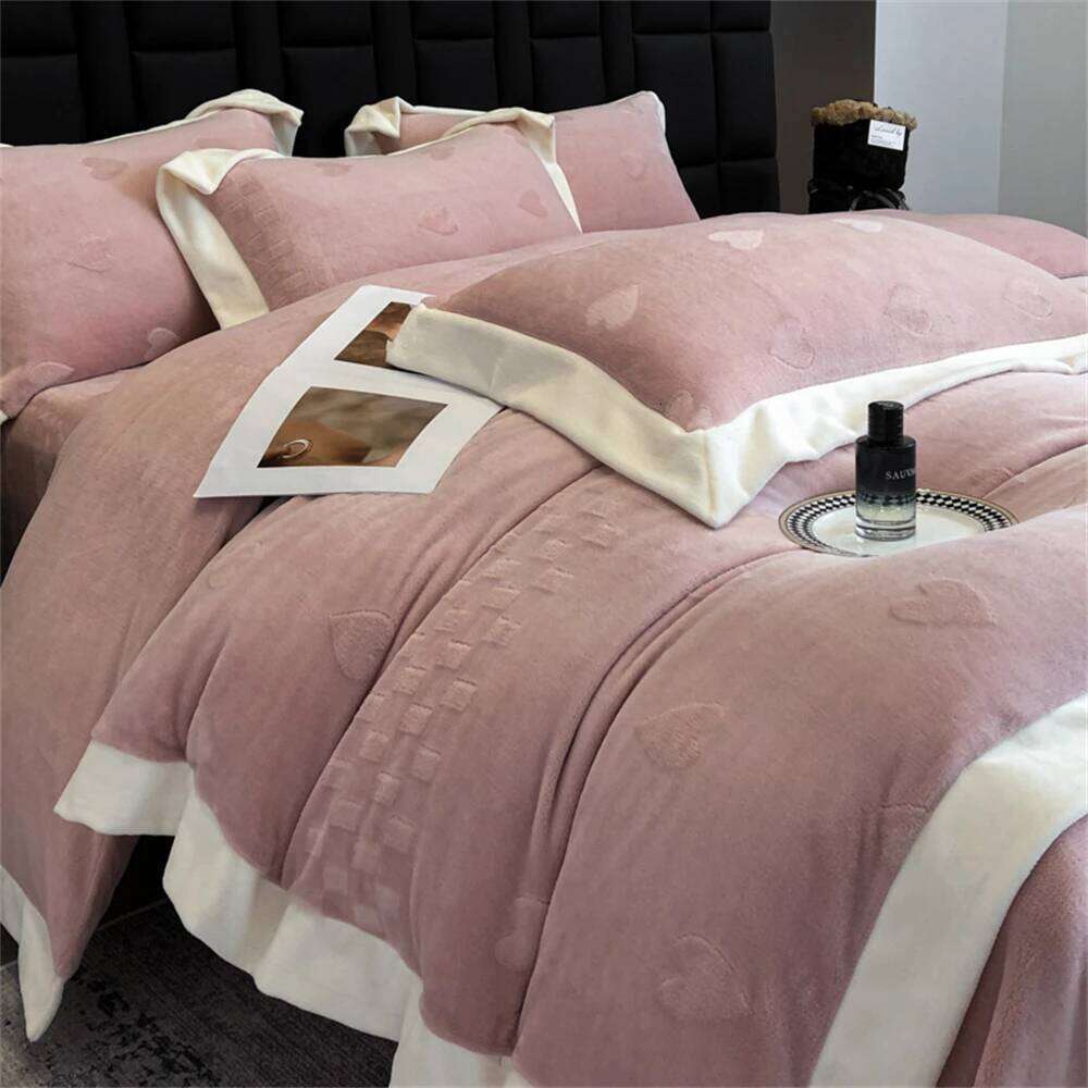 Carved Love Bedding Warm Milk Four-Piece Set Winter Duvet Thicken Coral Velvet Quilt Cover Bed Sheet Pillowcase H260312