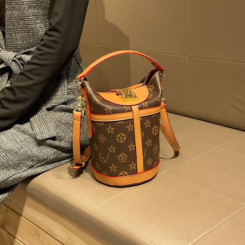 Advanced Old Flower Bucket Bag 2026 New Versatile Cross Shoulder Dumpling Bag Large Capacity Single Shoulder Underarm Bag Letter Bag