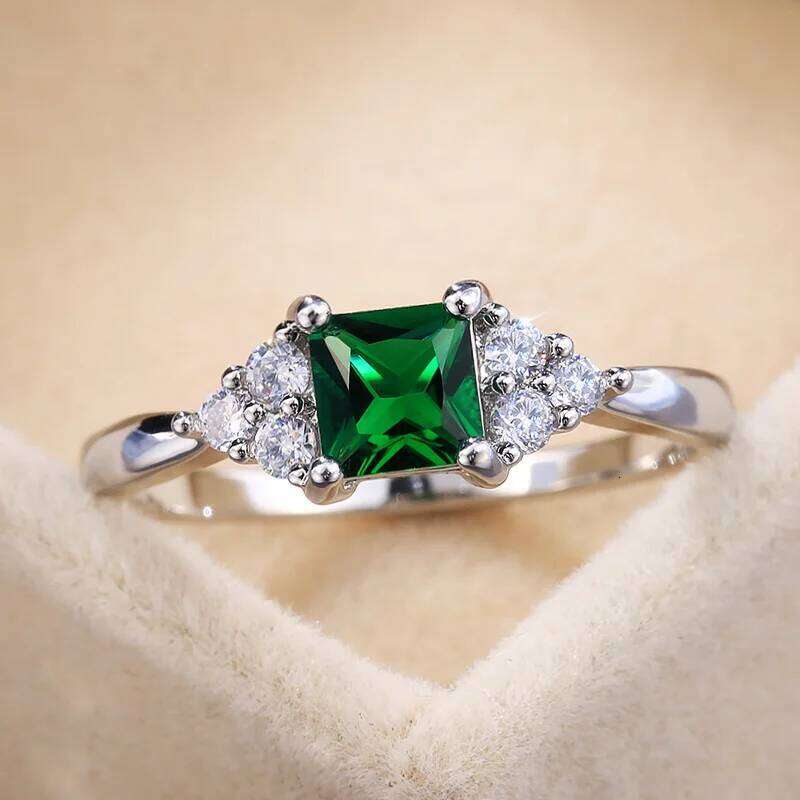 Huitan Simple Minimalist Style Finger Modest Design With Cute Green Cubic Zircon Stone Proposal Engagement Rings For Girl H260312