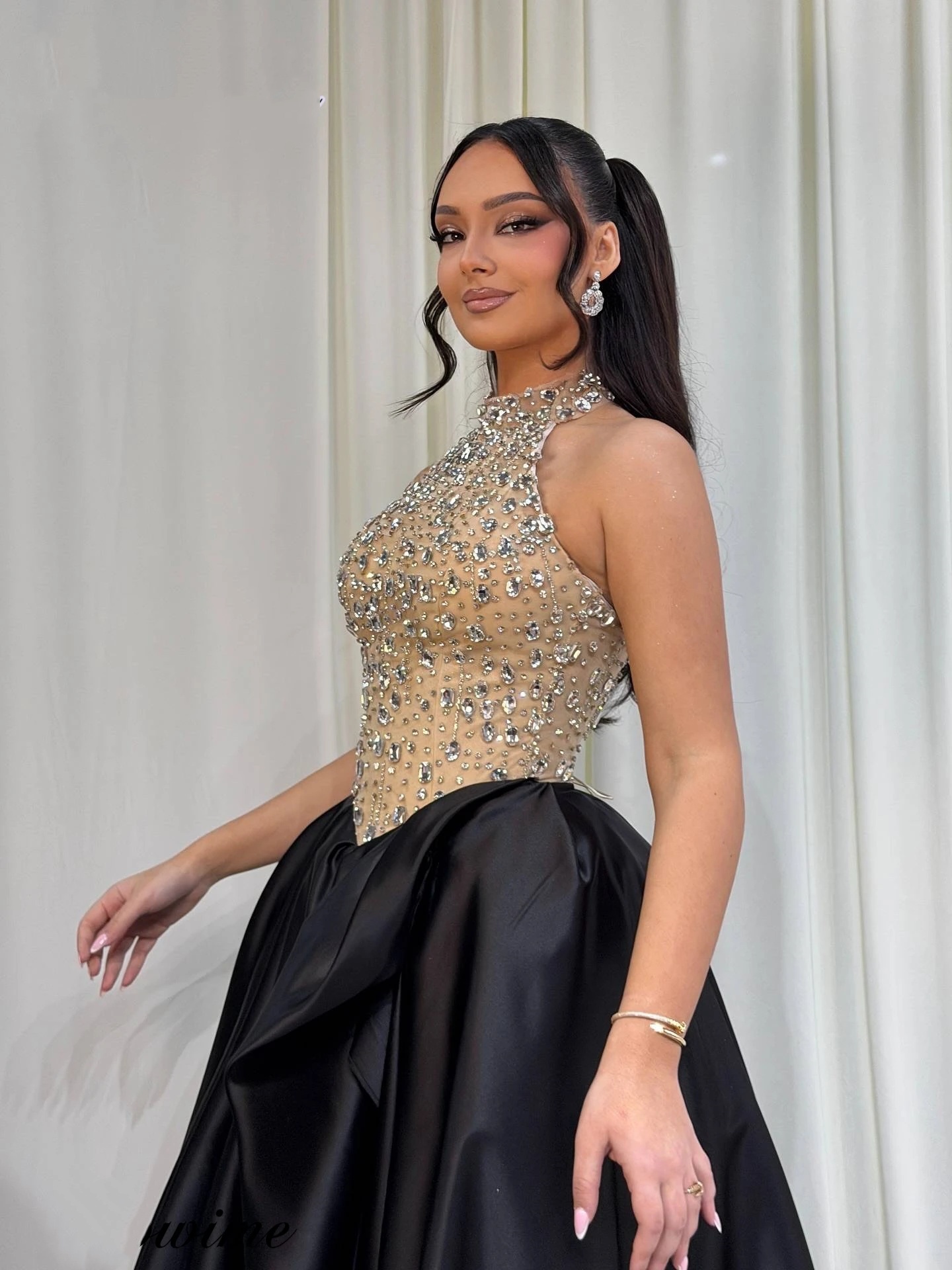 Classic A Line Evening Dresses For Women Halter Neck Sleeveless Gown Crystal Split Side Sweep Train Dress Party Customized Dress