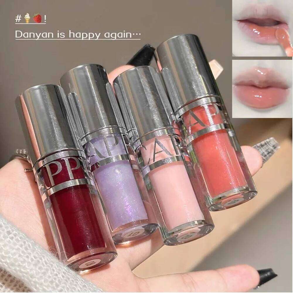 Mirror-like, moisturizing glass gloss with long-lasting, clear, plumping, and lip line-reducing properties. Lip gloss. W260311